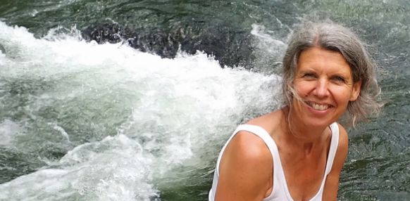 Naturfrau Elisabeth Feichtinger an einem Fluss